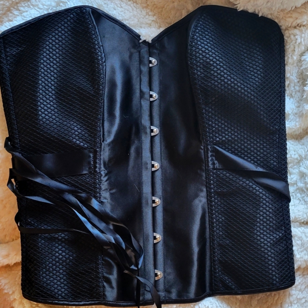 4xl AdoreMe corset, black with mesh